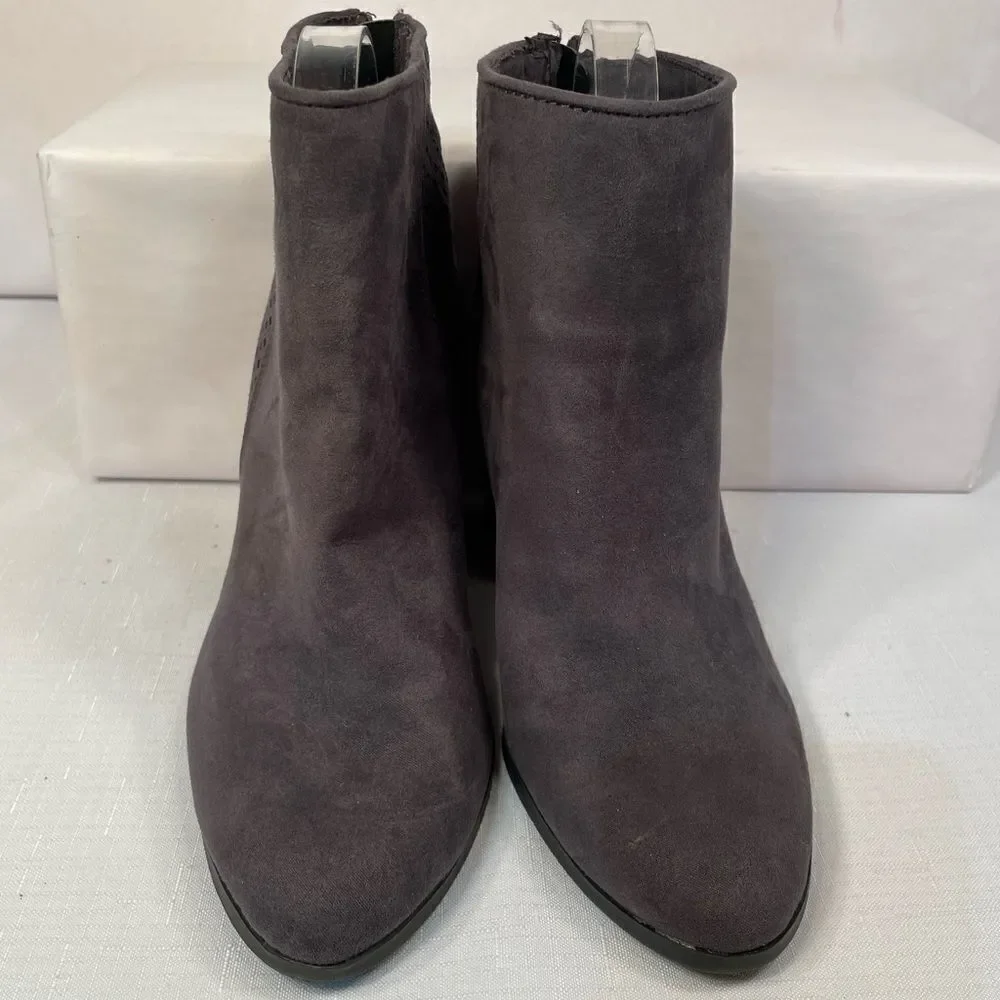 GRAY SUEDE BOOTIE BY AMERICAN EAGLE 3.5” STACKED HEEL BACK ZIPPER SIZE 9 EUC